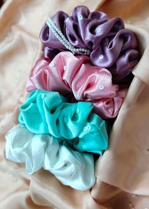 4 Pastel Colours Scrunchies (80rs/-)