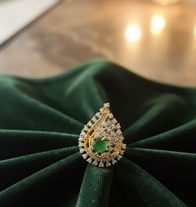 Elegant Emerald & Diamond ring