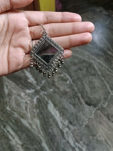 a mangtikka with 2 pair of earrings