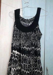 Stylish Black & White Leaf Print Top