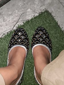 Embellished Black Juttis