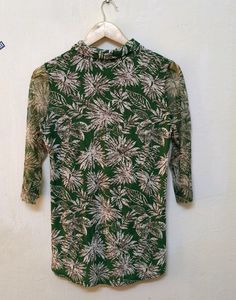 Trendy New Green And White Top( L)