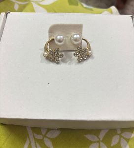 Elegant Flower &amp; Pearl Stud Earrings