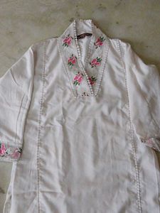 Elegant White Kurta Set with Floral Embroidery