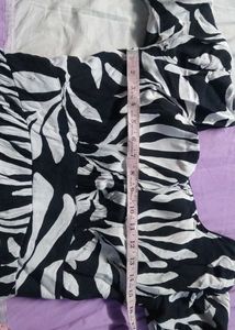 Chic Black &amp; White Leaf Print Maxi Dress