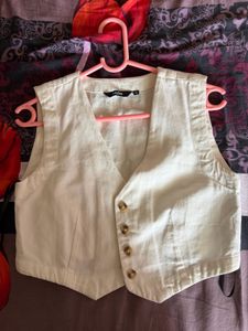 Chic Cream Button-Up Vest Top size medium