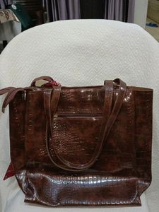 BEST  STYLISH AND SPACIOUS HANDBAG