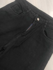 Classic black straight-fit jeans🖤