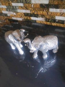 FIXED CASH ONLY... ELEPHANTS SHOW PIECE