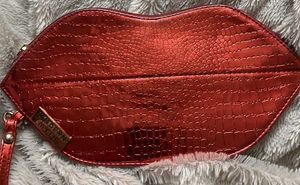 Lip shape pouch