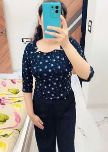 Beautiful Black Floral Top 🖤