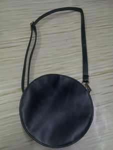 Daisy sling bag