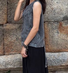 Embroidered Sleeveless Kurta