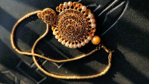 Elegant Gold-Toned Necklace with Pearls