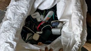 300-400 Mix Brand Neckband And Some Other Gadgets