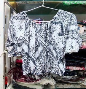 Chic Black &amp; White Patterned Crop Top