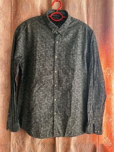 Men's Patterned Button-Down Shirt