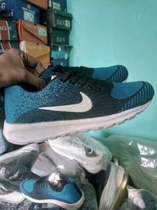 NEW NO USED SPORTS SHOES FOR MEN AND WOMEN.