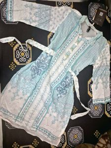 Elegant Blue &amp; White Short Kurta