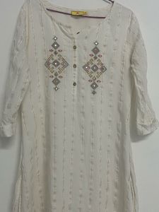 Elegant Embroidered Kurta🤍