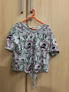 Graphic Print Cropped V-Neck Top