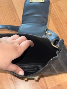{KEYCHAIN INCLUDED} Chic Black Crossbody Bag