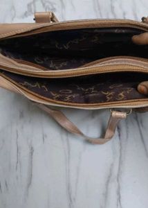 Elegant Handbag with Shoulder Strap