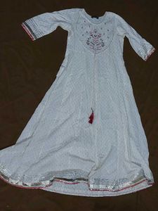 Elegant White Kurta with Floral Embroidery