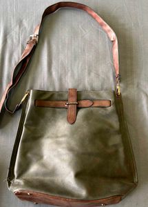 Chic Crossbody Bag with Buckle Detail