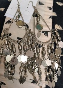 Silver long earring⁸only cash.