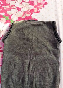 High quality woolen Gray V-Neck Sleeveless Sweater