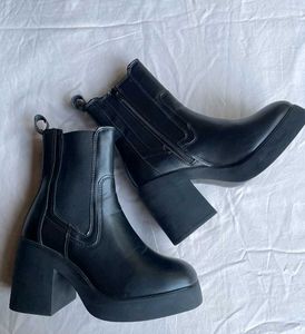 Block heel Chelsea boots