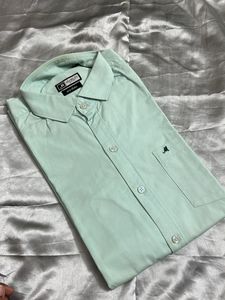 Men's Light Green Button-Up Shirt