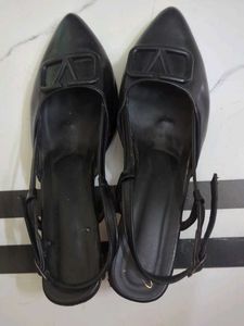 Black "V for Valentino" kitten Heels 👠🖤