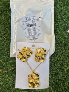 Chic Gold Textured Necklace & Earring Set