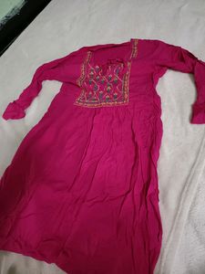 Stylish And Trendy Short Kurti For Jean With Beautiful Embroidery At The Neck😍✨