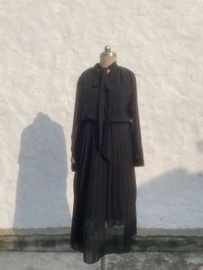 Women black classy dress