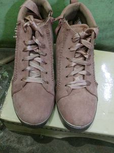 Stylish Women's Sneakers with Pearls