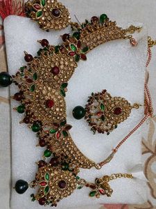 Exquisite Kundan & Emerald Jewellery Set