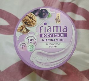 Fiama Body Scrub - Niacinamide