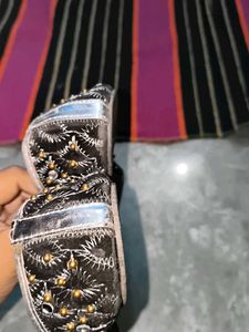 Embroidered Ethnic Style Juttis