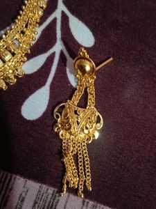 Elegant Golden Necklace and Earrings Set