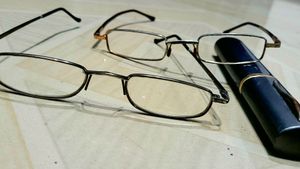 2 AKSHAJ™ Portable Reading Glass
