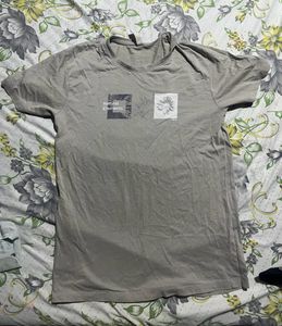 T-shirt with a Cool Print At The Back