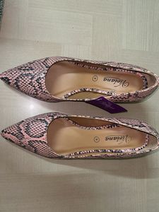 Chic Pink Snakeskin Pointed Heels