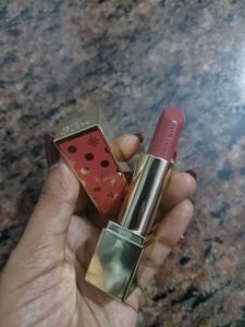 Estee Lauder blushing bow nude lipstick