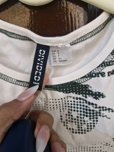 H&amp;M Graphic Print Cropped T-Shirt