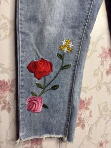 Embroidered Cropped Jeans