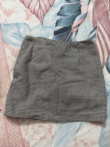 Short skirt in houndstooth