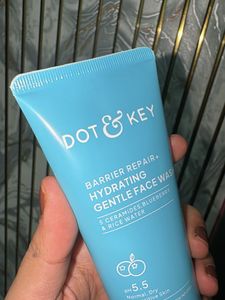 Dot &amp; Key barrier repair Gentle Face Wash